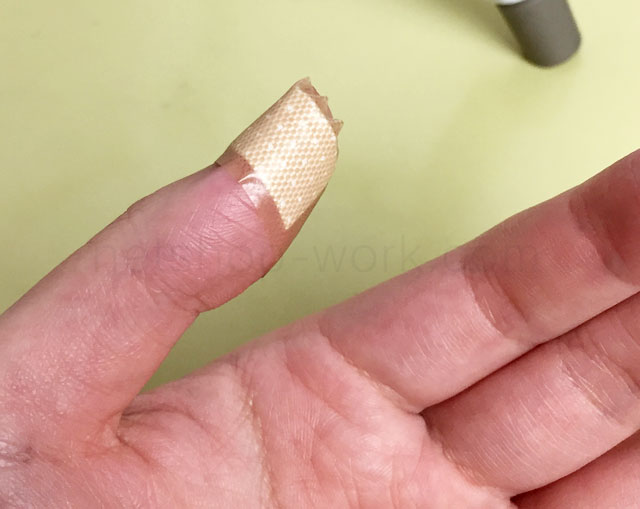 カッターで指を切った
