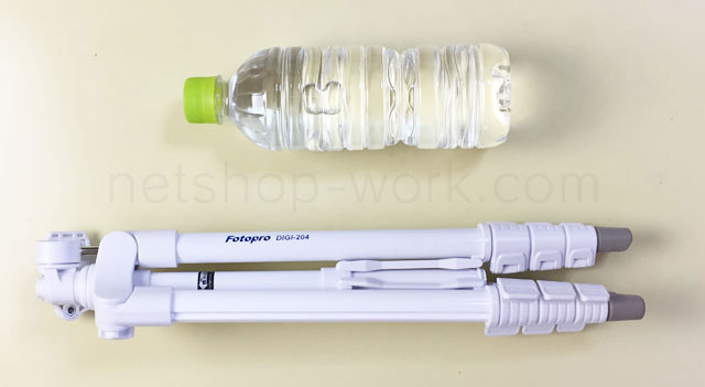 KingFotoproDIGI204WHホワイトをペットボトルのサイズと比較